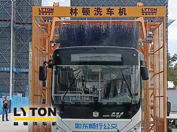 讓出行更美好！通州暢行公交配置lyton三刷大型通道式大巴洗車機