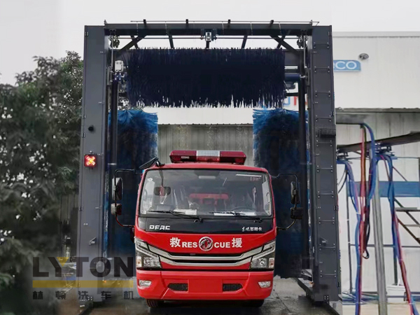 大型通道式巴士洗車機(jī)　通道式洗車方式　廣泛應(yīng)用于各全國各大城市公交系統(tǒng)等