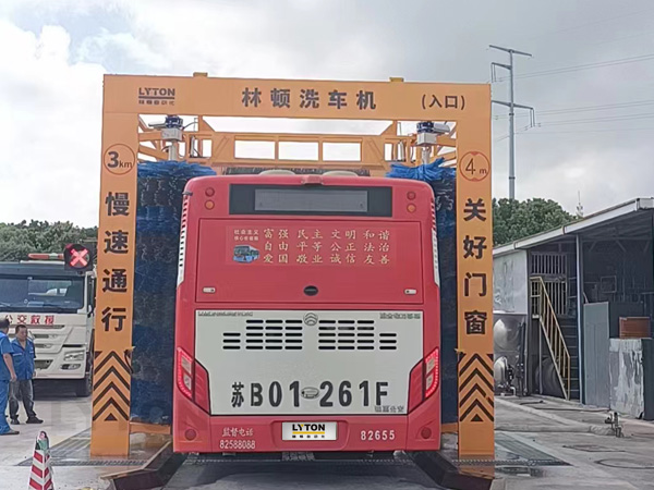 無(wú)錫某公交場(chǎng)站選擇林頓大型通道式巴士洗車(chē)機(jī)